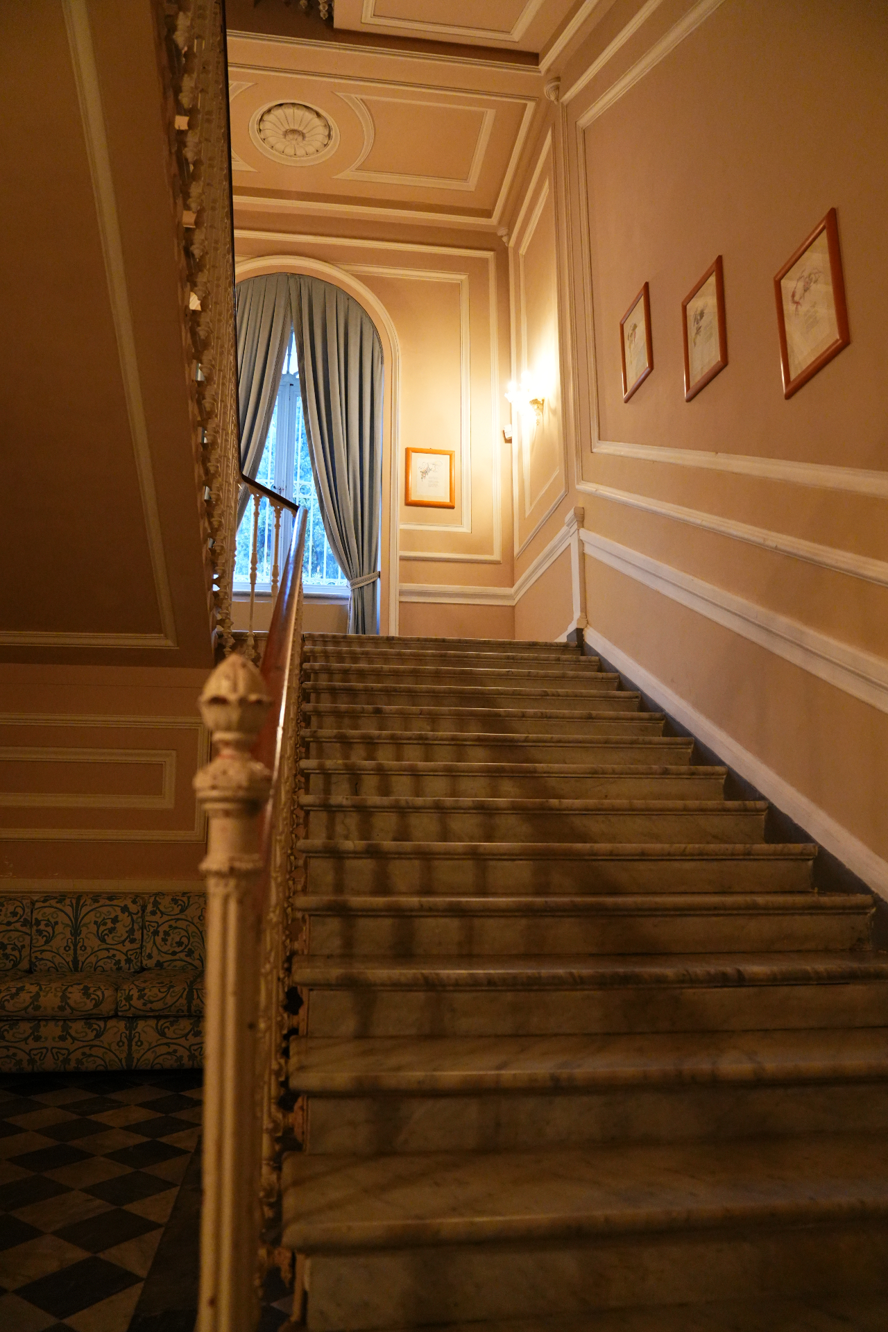 Scalone in marmo della villa