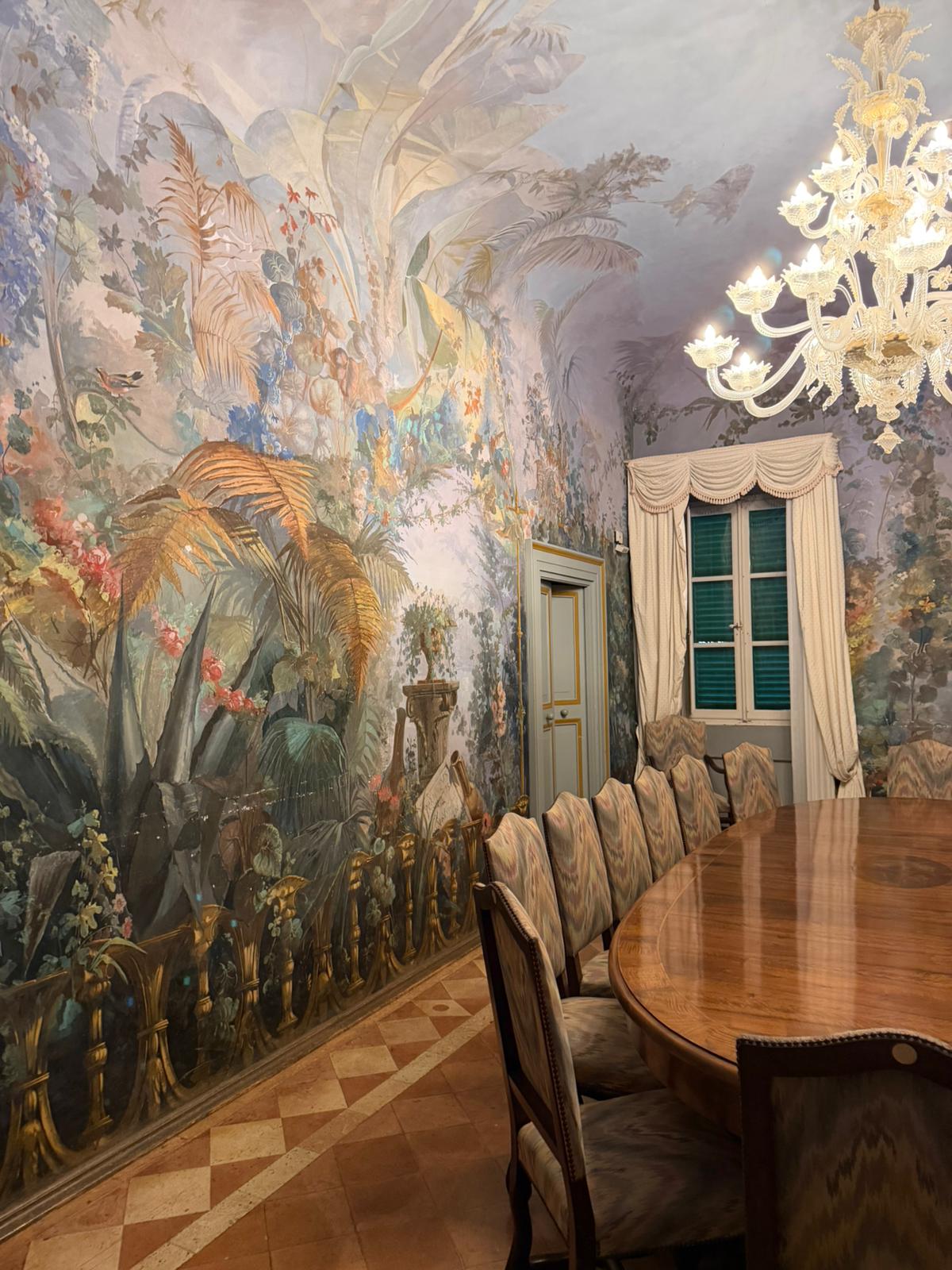 Interno affrescato di Villa Boccabianca con decorazioni esotiche