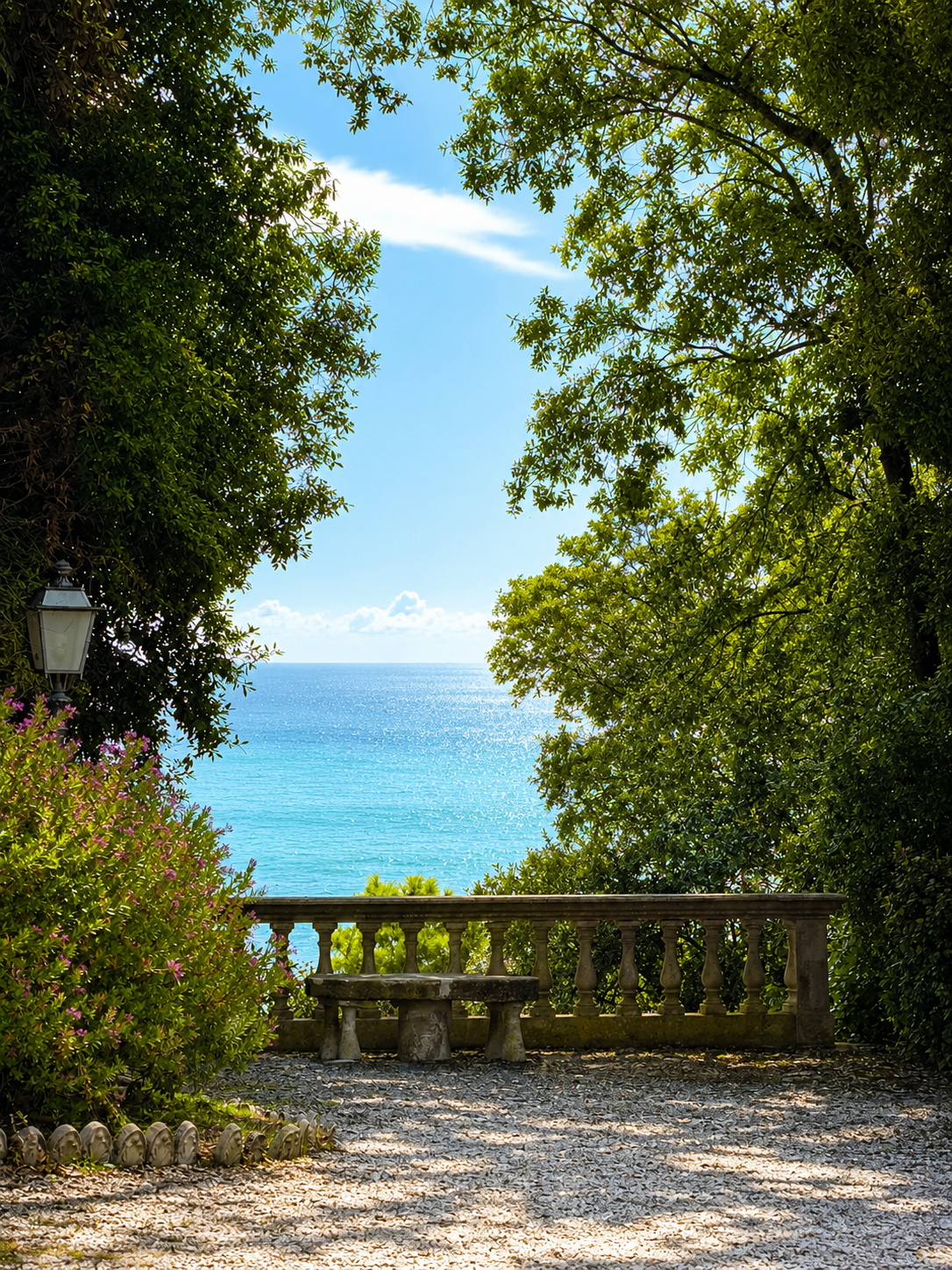 Vista sul mare Adriatico dalla vegetazione del parco della villa