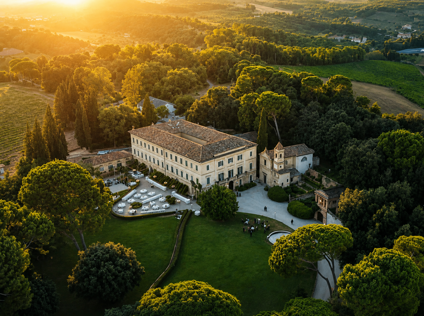 Veduta aerea di Villa Boccabianca tra il parco e il mare delle Marche
